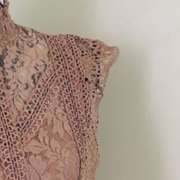 Brand New Cable & Gauge Women’s Mock Neck Crochet Lace Sleeveless Top Blouse - Picture 5 of 8